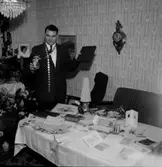 Rumsinteriör, en man.
Olle Carlberg på 50-årsdagen.