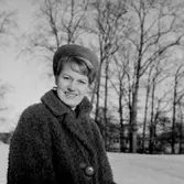 En kvinna på Stora Holmen.
Plutt