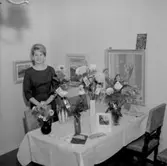 Rumsinteriör, en kvinna.
Plutt på 40-årsdagen.