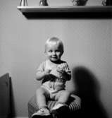 Rumsinteriör, en liten pojke.Åke Andersson