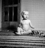 Rumsinteriör, en liten pojke.Åke Andersson