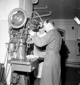 Skoyrkesskolan, interiör, två män.