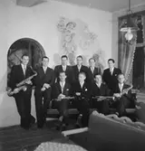 Frank Linds orkester, 10 män med musikinstrument.