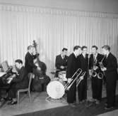 Holmströms orkester, sju män med musikinstrument.
