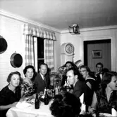 Rynninge skola, interiör, grupp vid bordet.
25-årsjubileum (1933-1958).
Roland Vilén