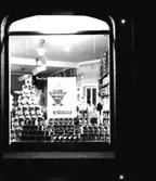 Affärsexteriör, skyltfönster med Stokely's finest frukt- och juicekonserver.