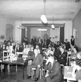 Rumsinteriör, grupp.
Olle Carlbergs 50-årsfest i Arbetarföreningens lokal (ÖAF) på Slottsgatan.