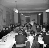 Rumsinteriör, grupp.
Olle Carlbergs 50-årsfest i Arbetarföreningens lokal (ÖAF) på Slottsgatan.