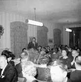 Rumsinteriör, grupp.
Olle Carlbergs 50-årsfest i Arbetarföreningens lokal (ÖAF) på Slottsgatan.