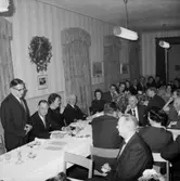 Rumsinteriör, grupp.
Olle Carlbergs 50-årsfest i Arbetarföreningens lokal (ÖAF) på Slottsgatan.