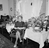 Rumsinteriör, en kvinna på födelsedagen.