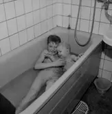 Två pojkar i badkaret.
Hasse och Patrik.