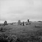 Utsikt, väderkvarn.
Fornlämning i förgrunden.