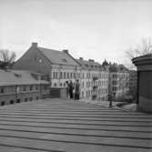 Två män på taket till Konserthuset. 
Gustafsson & Görtz. 
Fabriksgatan söderut Till vänster gamla varmbadhuset.