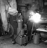 Lincoln-svets, verkstadsinteriör, svetsning, en man.
Gustafsson & Görtz (beställare ?).