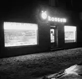 Konsum, affärsbyggnad, skyltfönster med frukt och grönt.
Viberg (beställare ?).