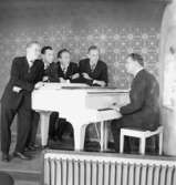 Bengas kvintett, fem män vid pianot.