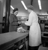 Konsum, affärsinteriör, kunder och personal.