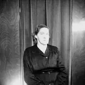 En kvinna.
Kläder från Jörnstedts damekipering.