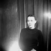 En kvinna.
Kläder från Jörnstedts damekipering.