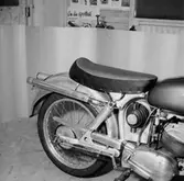 Motorcykel Husqvarna med ljuddämpare.
Allmotor AB.