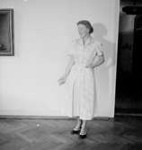 Rumsinteriör, en kvinna.Bertil Sehlin (beställare).