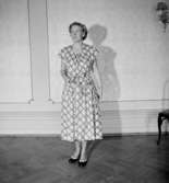 Rumsinteriör, en kvinna.Bertil Sehlin (beställare).