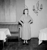 Rumsinteriör, en kvinna.Bertil Sehlin (beställare).