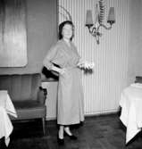 Rumsinteriör, en kvinna.Bertil Sehlin (beställare).