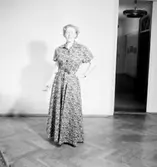 Rumsinteriör, en kvinna.Bertil Sehlin (beställare).