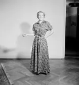 Rumsinteriör, en kvinna.Bertil Sehlin (beställare).