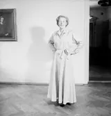 Rumsinteriör, en kvinna.Bertil Sehlin (beställare).