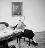 Rumsinteriör, en sittande kvinna.Bertil Sehlin (beställare).