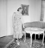 Rumsinteriör, en kvinna.Bertil Sehlin (beställare).