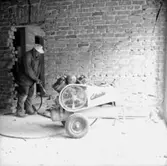 Byggnadsarbete, betongblandare, en man.
Görtz Motor AB.