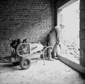 Byggnadsarbete, kompressor, en man.