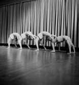 Gymnastik, fyra flickor.
P.M.