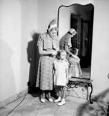 Rumsinteriör, en kvinna och en liten flicka.Bertil Sehlin (beställare).