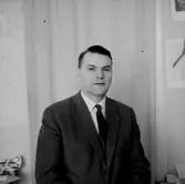 En man, bröstbild.E. Nilsson