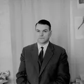 En man, bröstbild.E. Nilsson