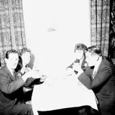 Grupp på restaurang City, högtid.
Wigrell & Co.