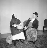 Rumsinteriör, maskerad, två utklädda personer.