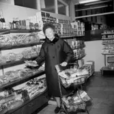 Konsum, affärsinteriör, en kvinna.