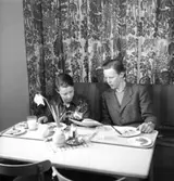 Konsum, restaurang Gyllingen, interiör från matsalen, två pojkar.