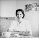 Kaffedrickande, en kvinna.
Konsum