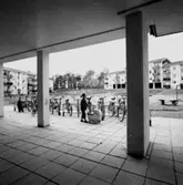 Bostadsområde. Lekande barn.
Baronbackarna, Örebro.
Arkitekt Alm
Ekholm & White