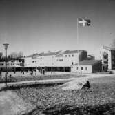 Skolbyggnad, lekande barn på skolgården.
Baronbackarna, Örebro.
Arkitekt Alm
Ekholm & White