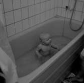 En baby i badkaret.
Patrik