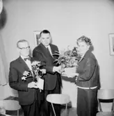 Rumsinteriör, 3 personer, Kexens pensionärer. Personalklubben uppvaktar.
Örebro Kexfabrik.