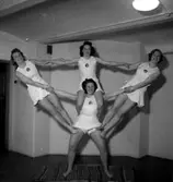 Gymnastik, fyra flickor.